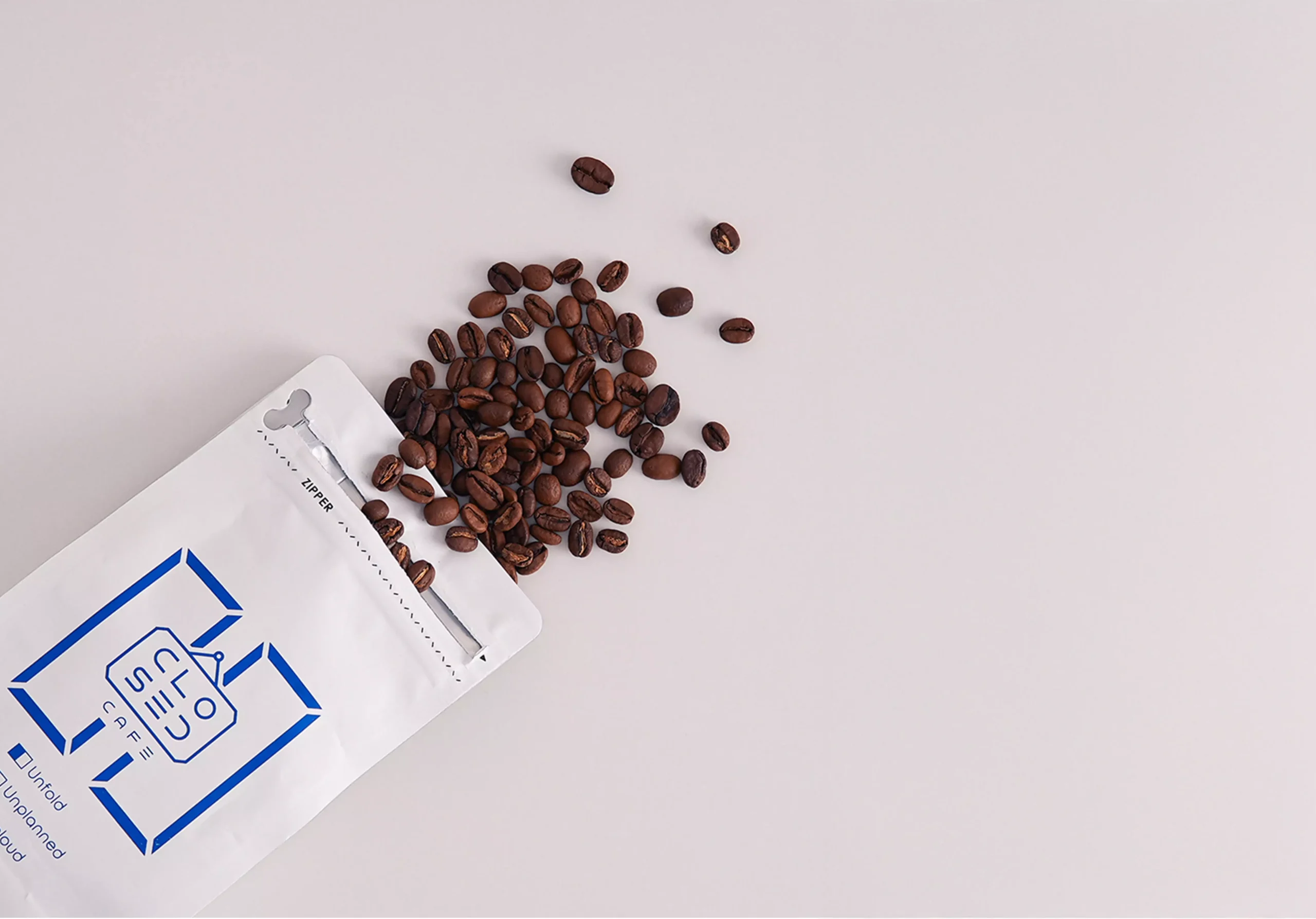 커피 원두가 흩날리는 배경